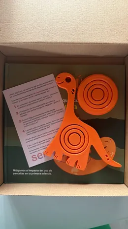 La caja del Kit Zazú recién abierta: el cuento, el juguete con el tornado y la guía de uso