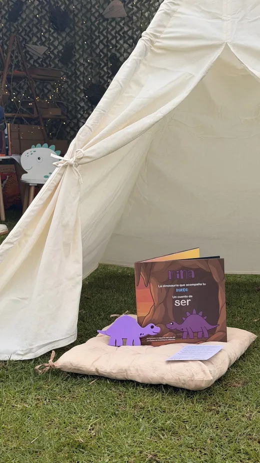 Cuento de Nina junto a una carpa de juego en el jardín