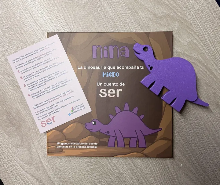 Kit Nina: cuento, juguete morado con espinas y guía de uso