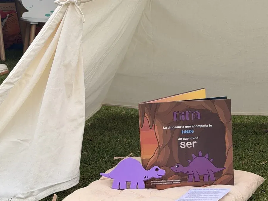 Rincón de la calma de SER: tipi, cojín de piso, el cuento de Nina y su juguete, montados en el jardín